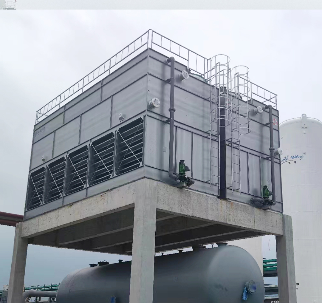 山西某化工项目闭式冷却塔就位现场