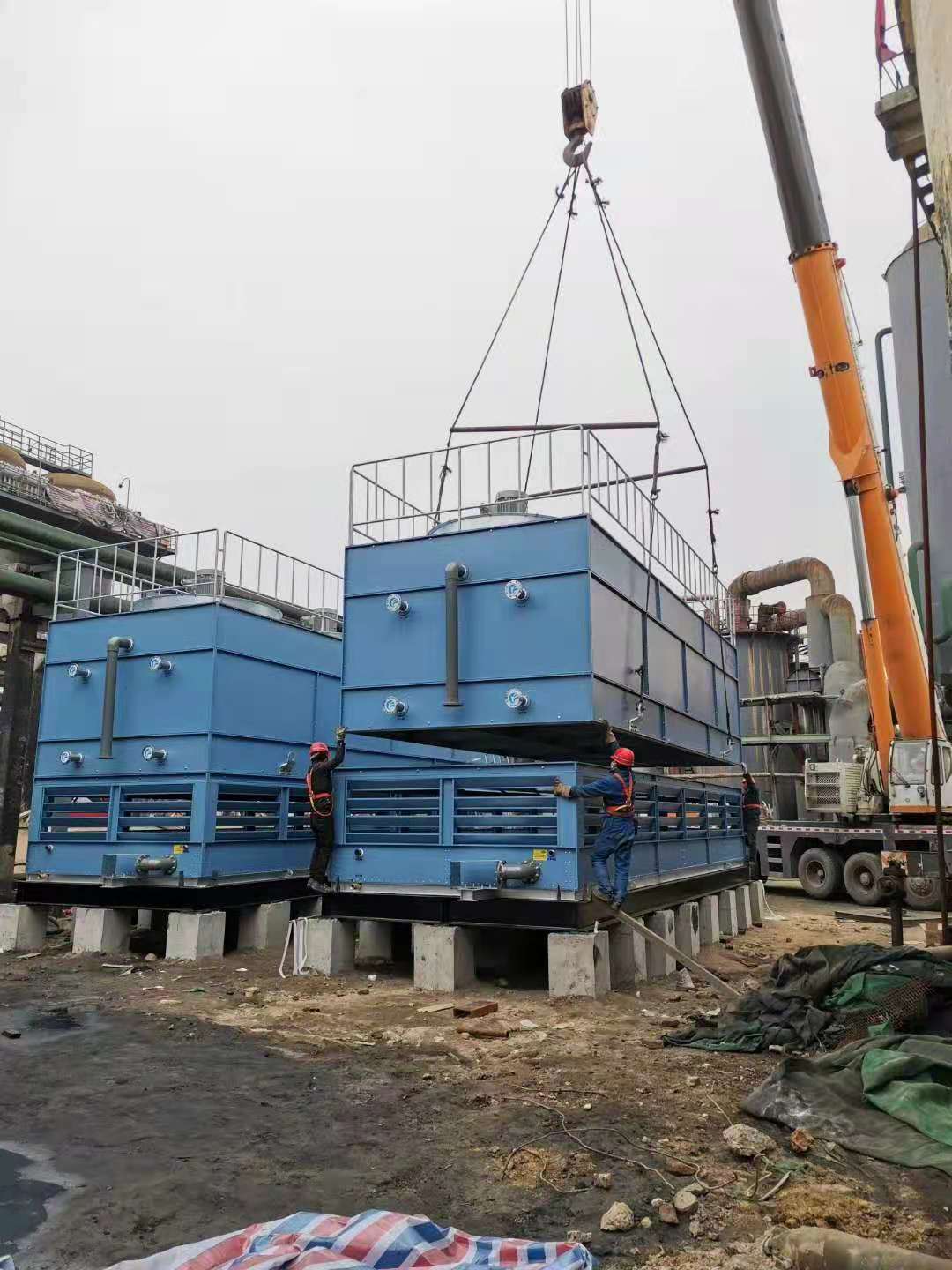 首批逆流闭式冷却塔安装现场