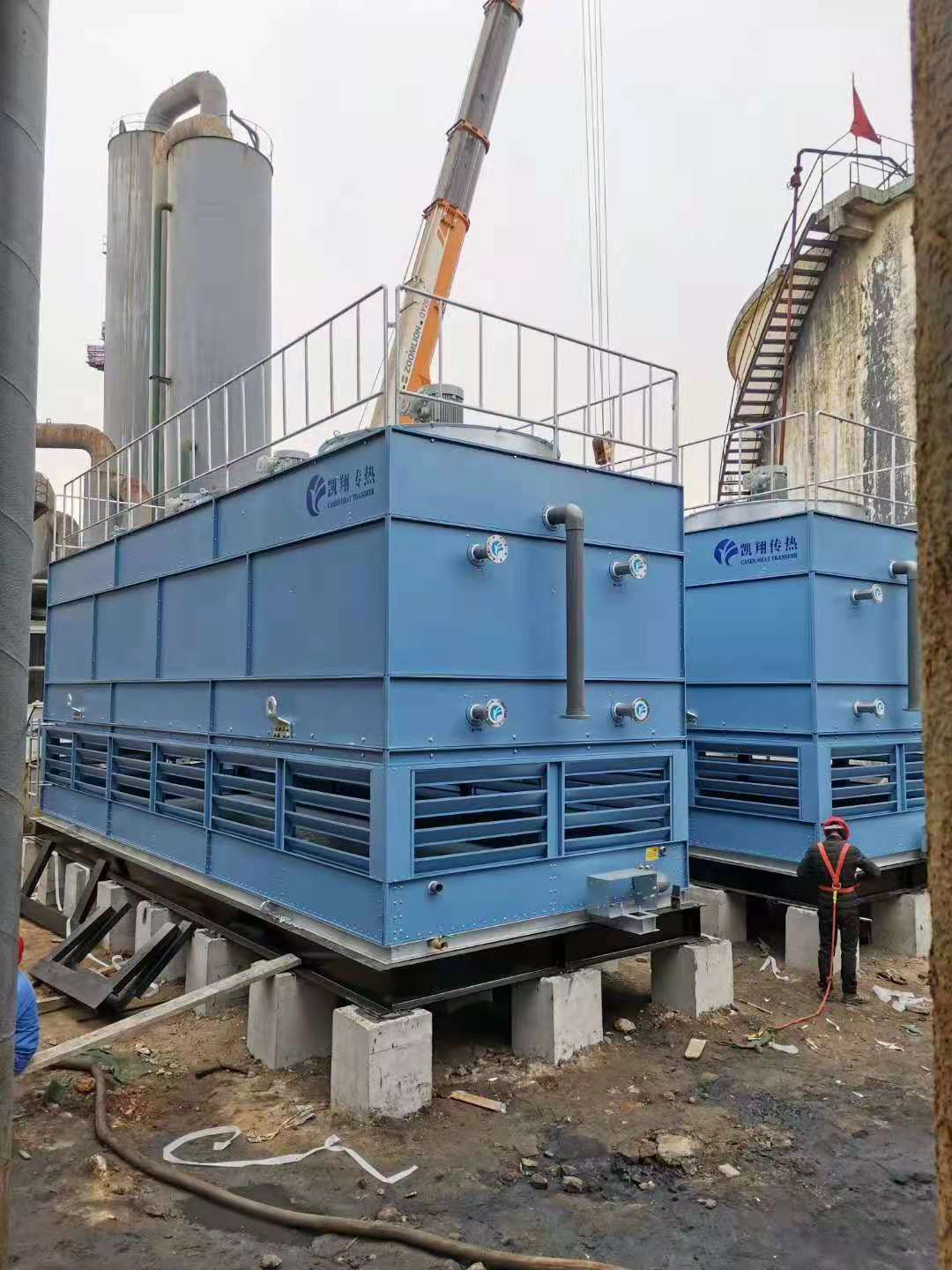 首批逆流闭式冷却塔安装